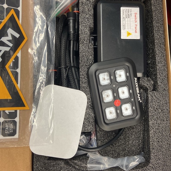 Auxbeam 6 Gang switch panel - Picture 3 of 3